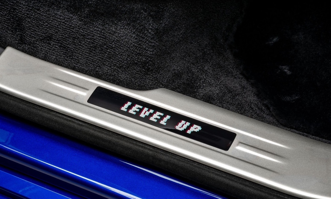 Rolls-Royce Black Badge Ghost Gamer превръща 8-битовата носталгия в подвижна галерия