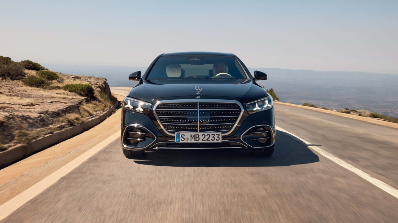 Mercedes-Benz S-Class за 2027 г. дебютира с изненадващ V8 и обновени технологии