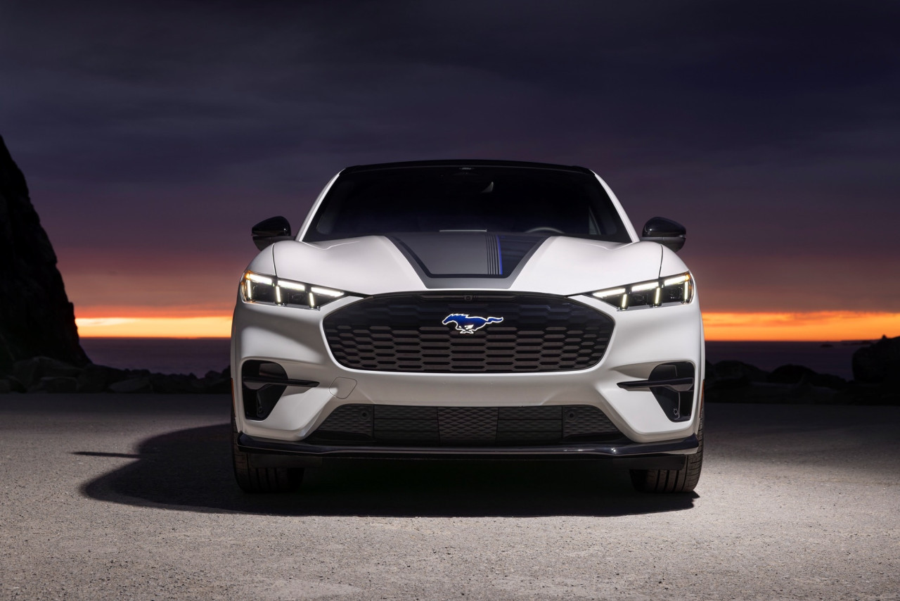 Ford изтегля над 45 000 Mustang Mach-E заради проблем с фаровете