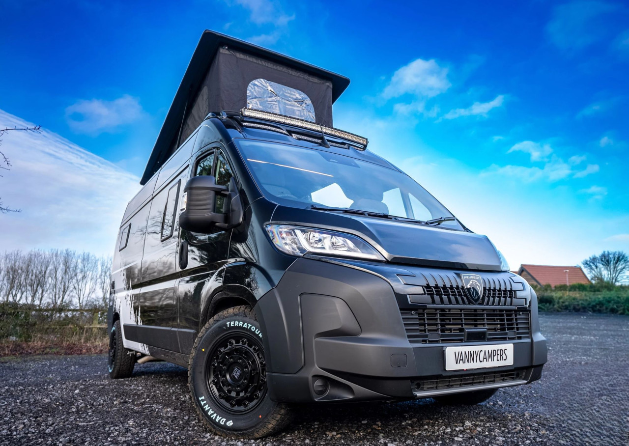 Saffi е четириместен кемперван на база Peugeot Boxer с фокус върху офроуд