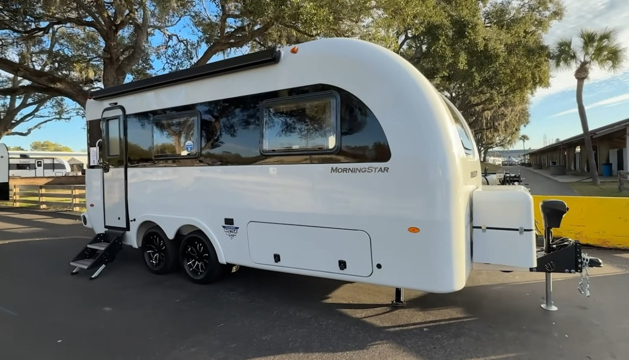 Караваната Awaken MorningStar излиза на пазара с двойна фибростъклена конструкция