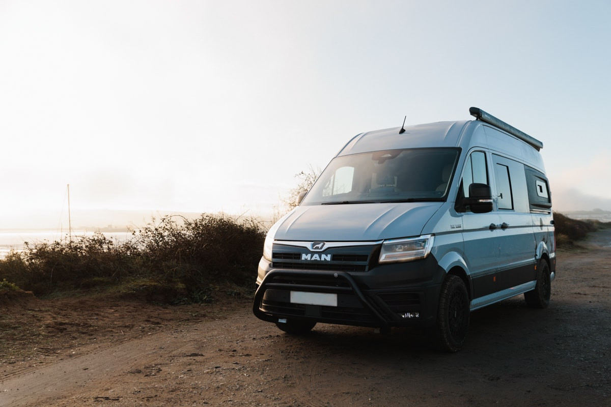 Offtrax превръща MAN TGE в кемпер с уютен интериор за офроуд пътувания