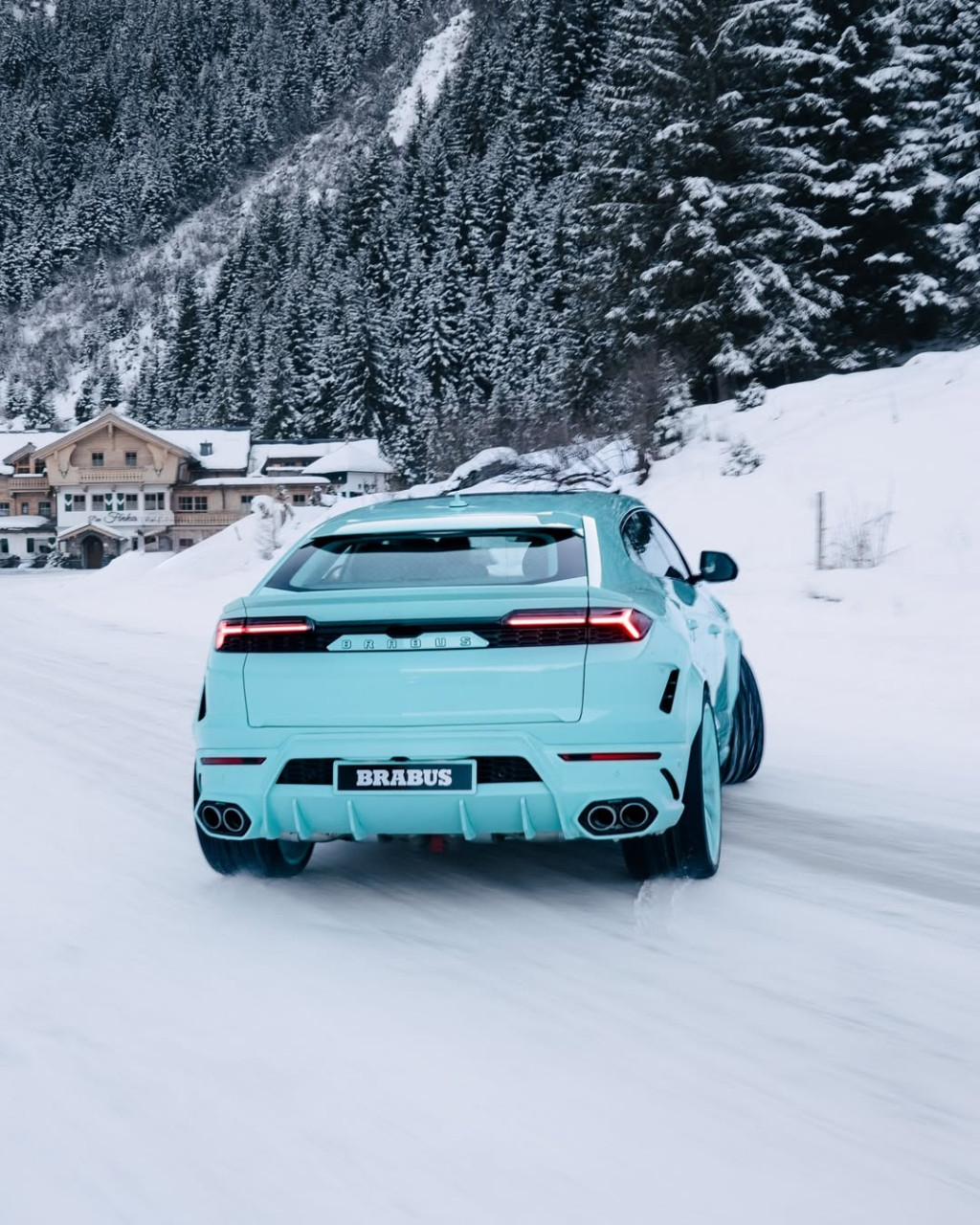 Brabus 900 Mint преработва Lamborghini Urus SE в тотално тийл изпълнение