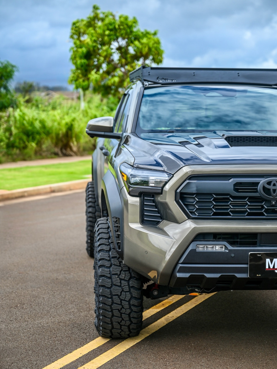 N400 Toyota Tacoma с карбонов капак и офроуд пакет от MJ Motorsports