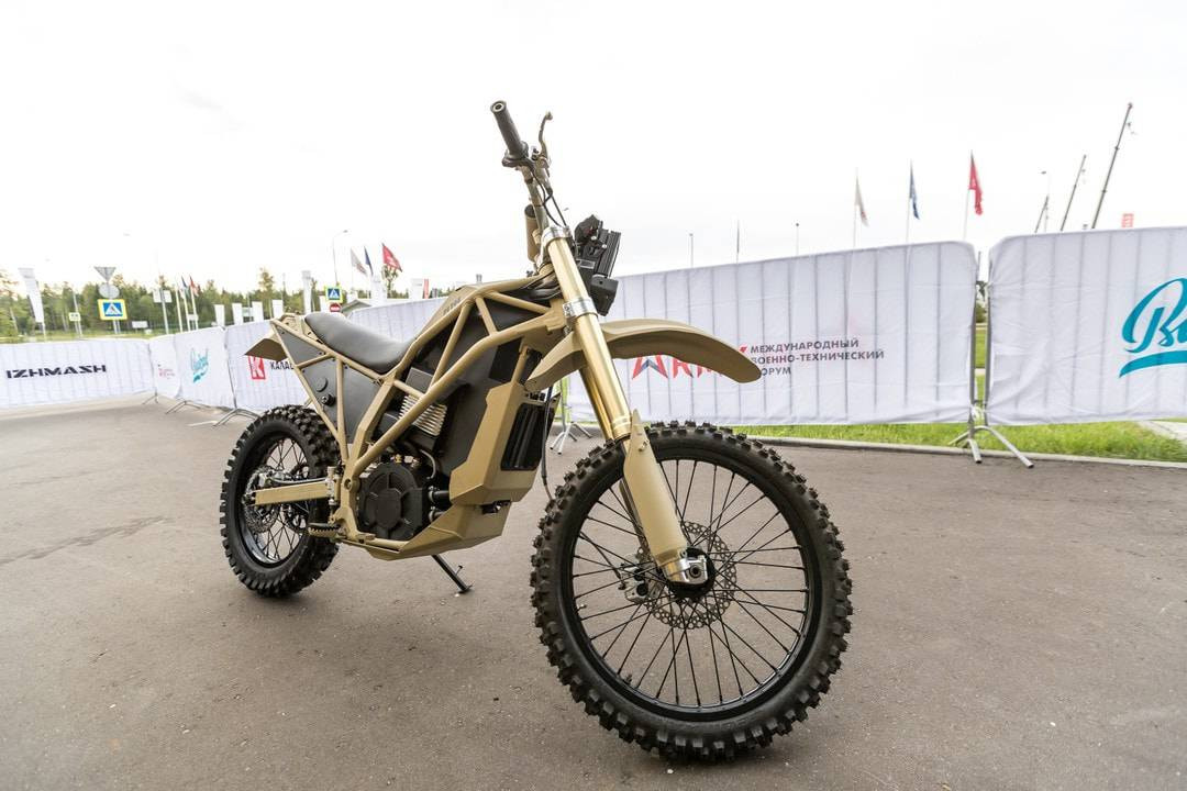 Калашников представя IZH-Enduro – електрически мотоциклет с ремарке за военни мисии