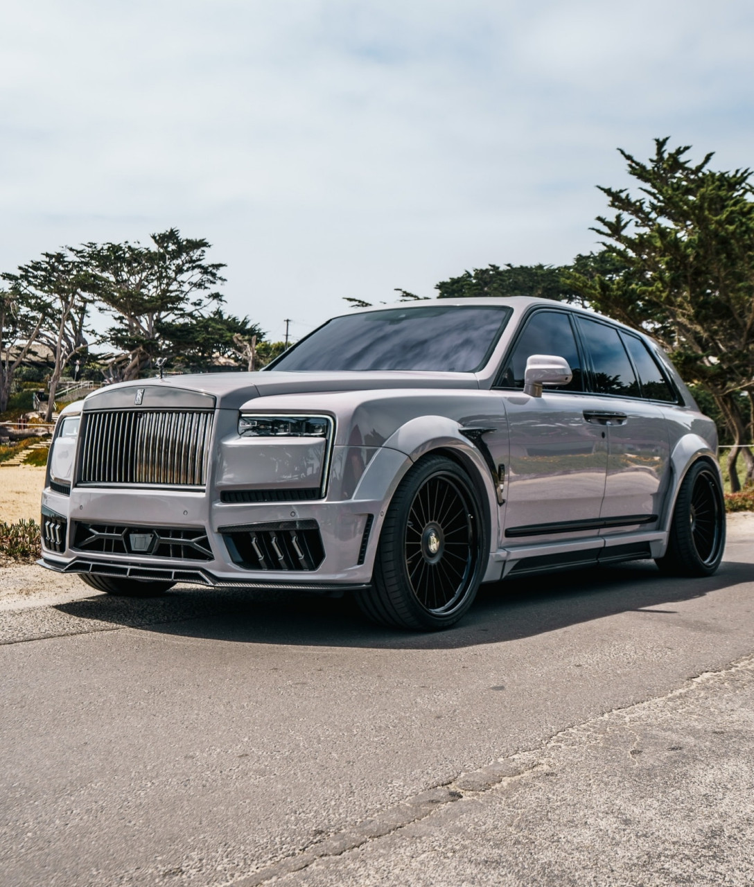 Widebody Rolls-Royce Cullinan Series II Black Badge излиза на плажа