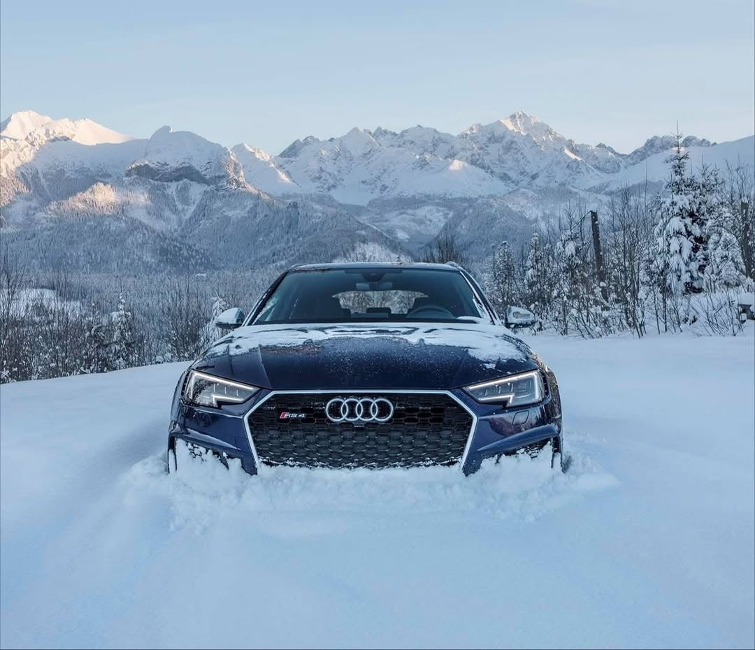 Audi RS 4 Avant се справя със снега като истински снегорин