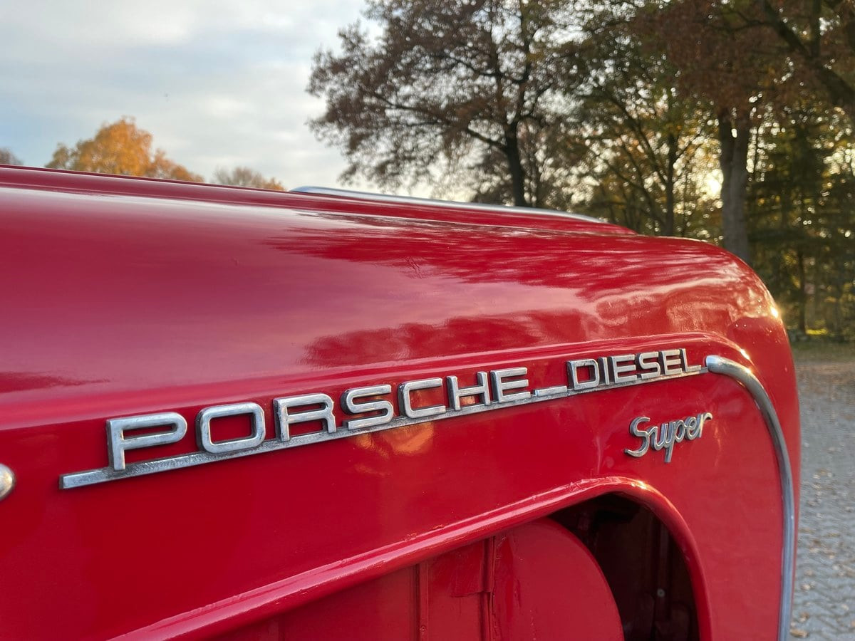 Редкият трактор Porsche 308N Super LWB блести в червено и с трицилиндров двигател