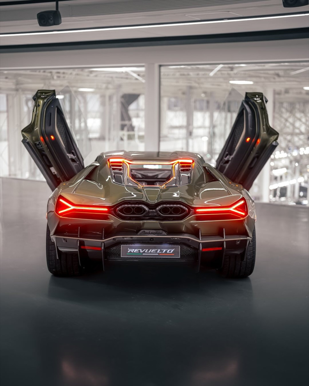 Lamborghini показва персонализиран Revuelto от Ad Personam