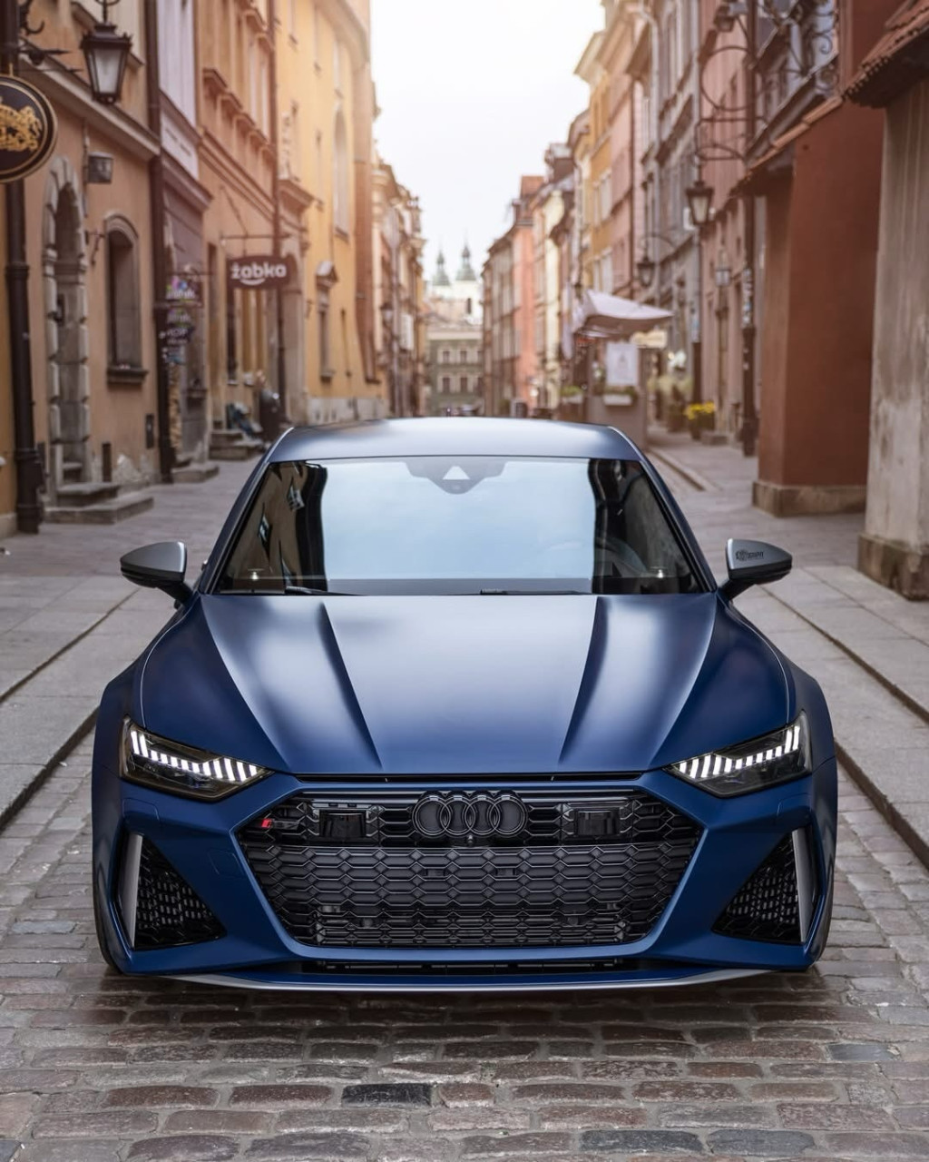 Audi RS 7 Sportback в Ascari Matte Blue изпъква преди финала на A7