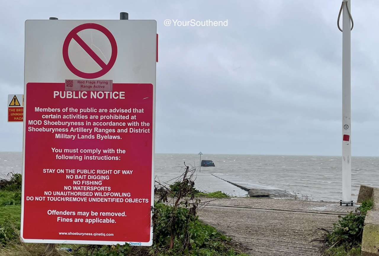 Бус на Amazon закъса на път, който изчезва под морето