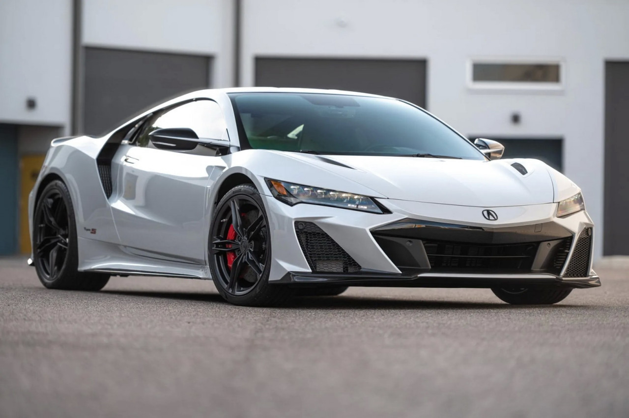 Собственик купува нова Acura NSX Type S за 185 495 долара и я продава за 278 000