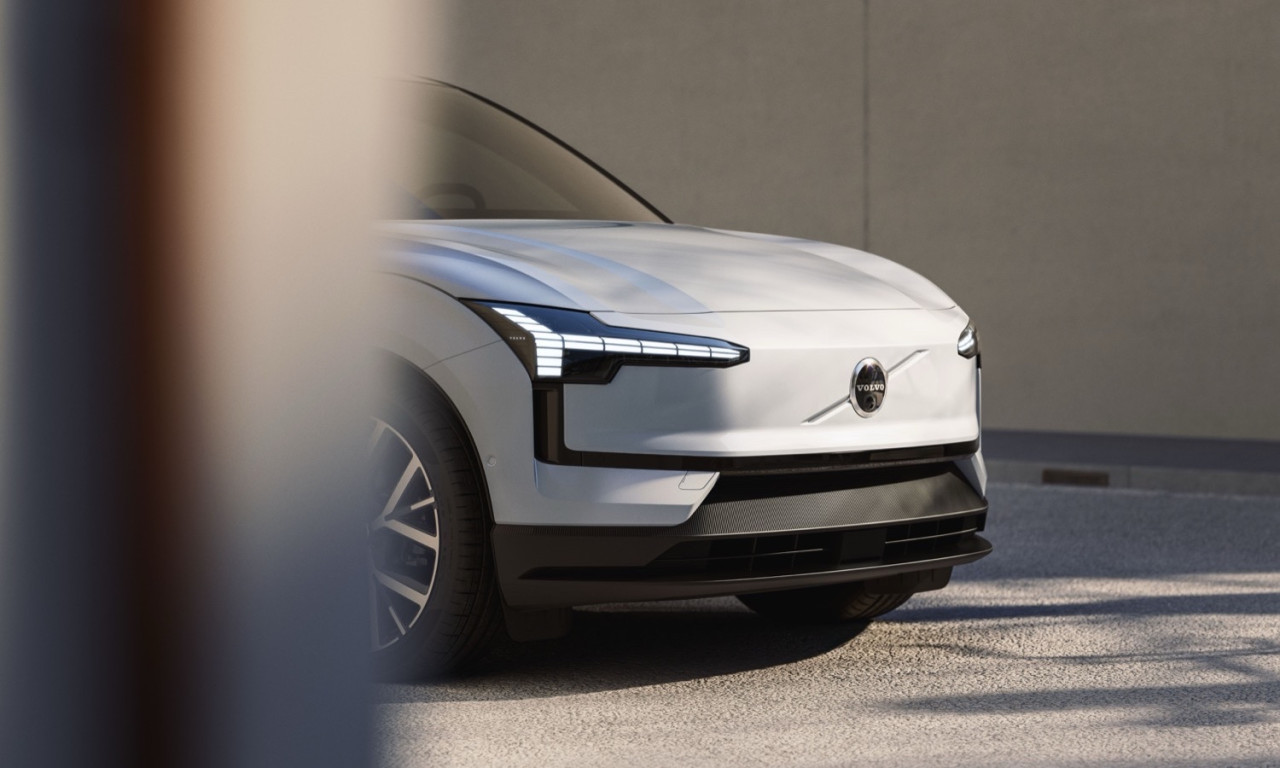 Volvo EX30 обновява гамата с по-достъпни версии и нови технологии