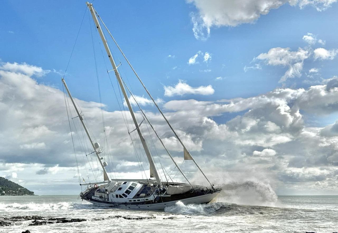 Капитан продава дял от яхтата Acoa за €1 след засядане край Майорка