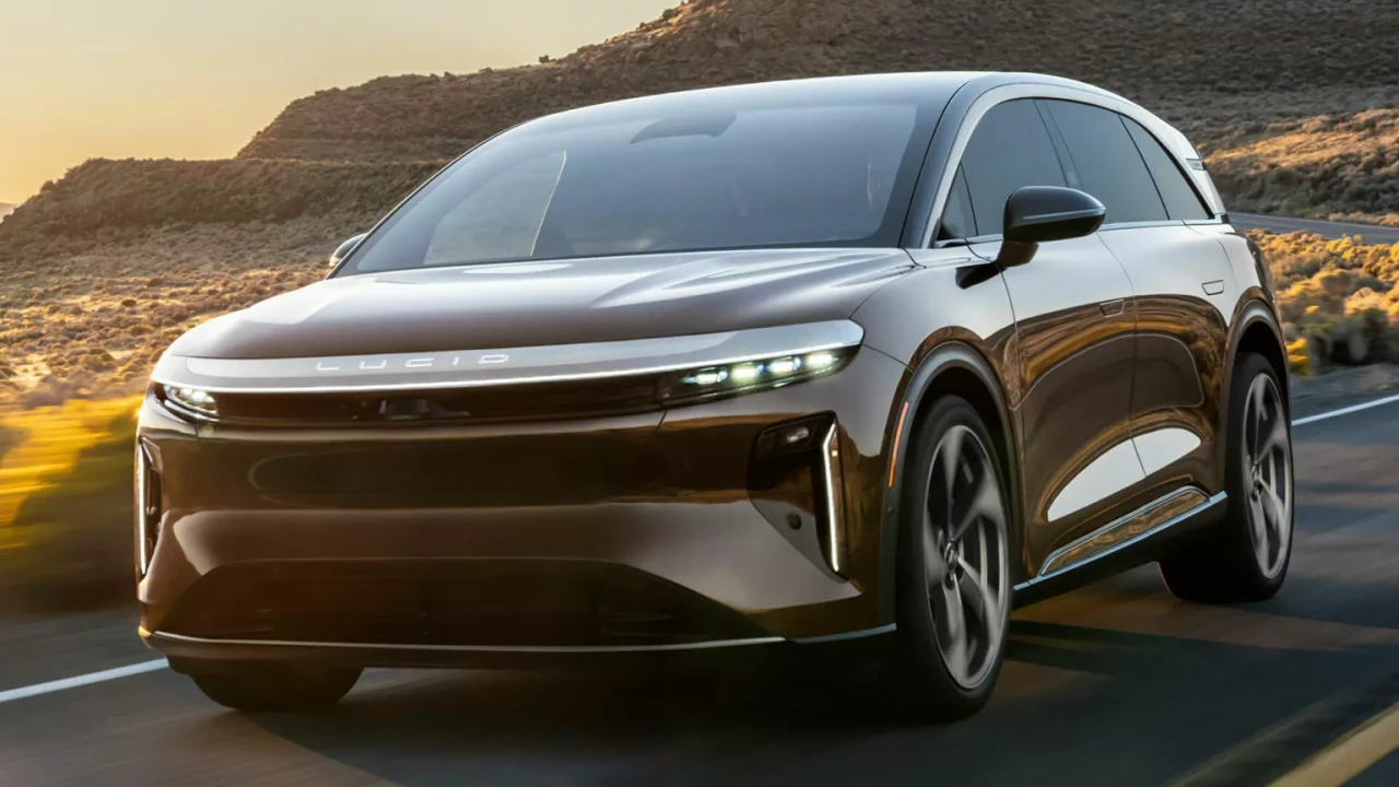 Lucid съкращава 12% от персонала си в опит да ускори пътя към печалба