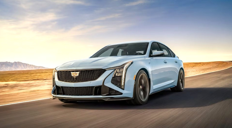 Cadillac CT5-V Blackwing за 2026 г. запазва V8 и ръчна скоростна кутия