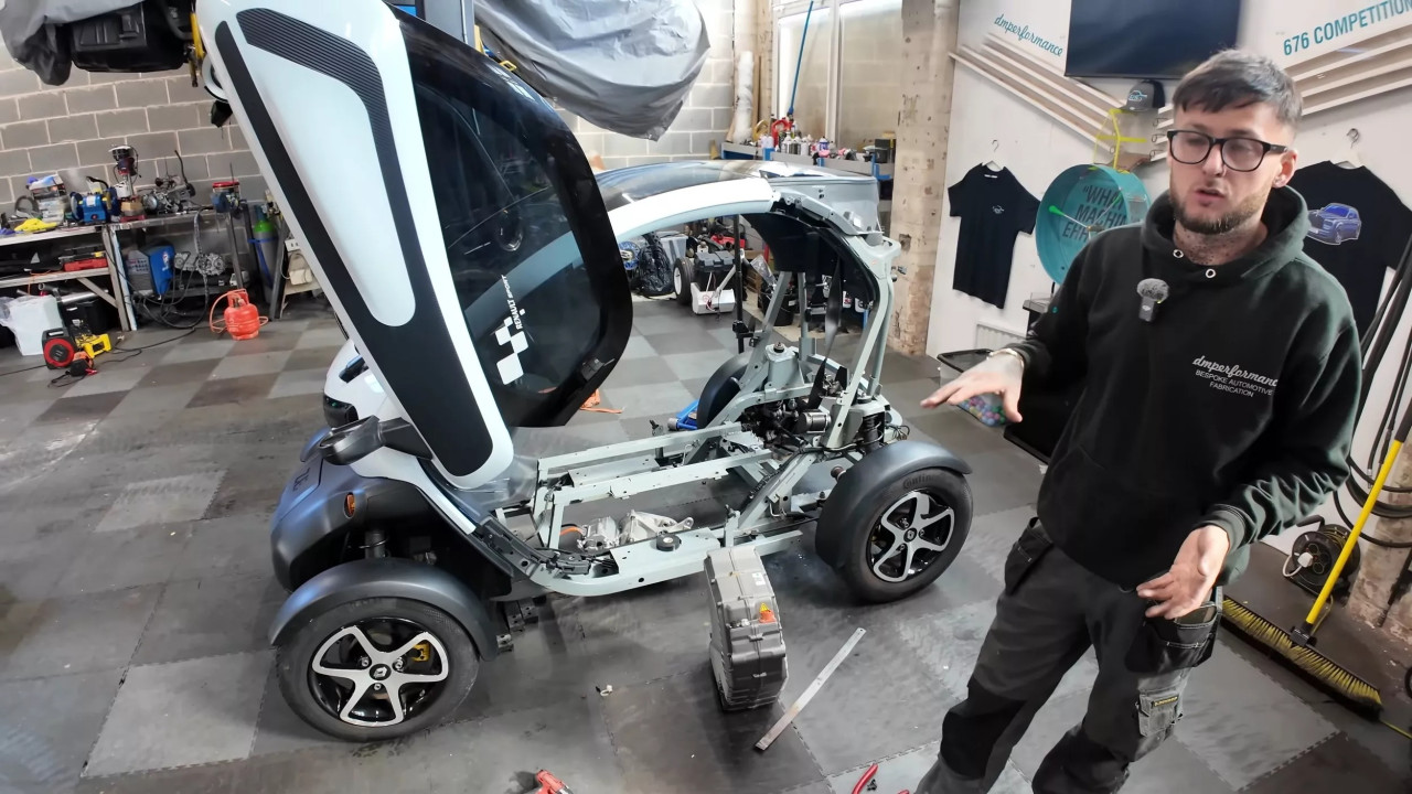 Модифицирана Renault Twizy с въртящ момент, надминаващ Porsche Taycan Turbo