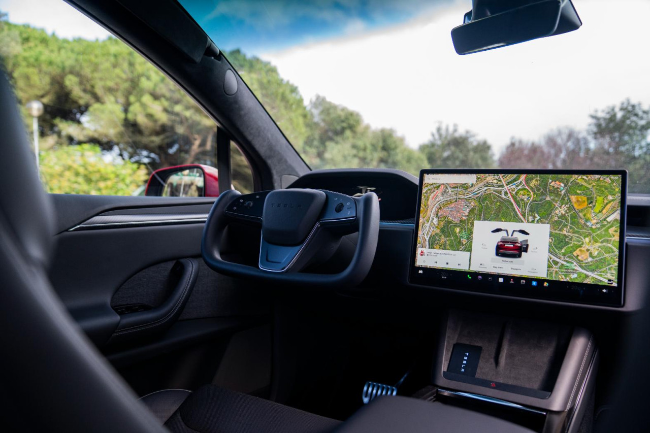 Ерата на тоталния тъчскрийн при Tesla отстъпва място на механичните контроли