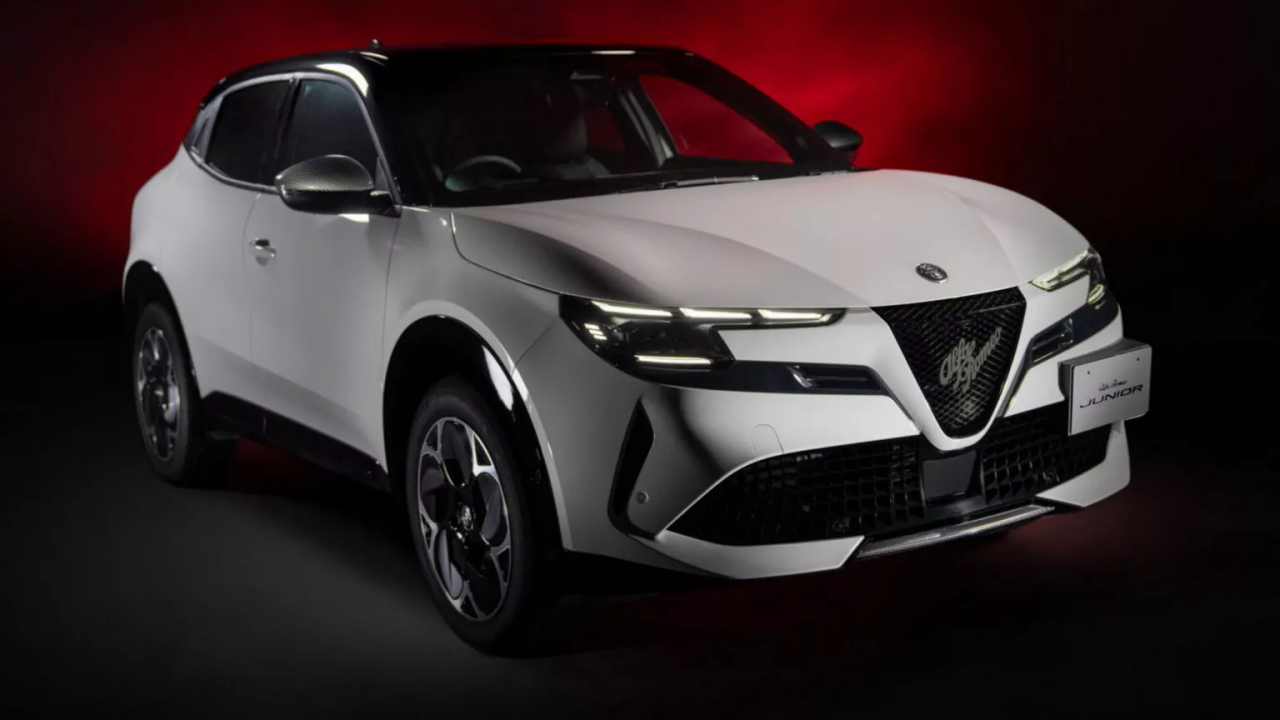 Alfa Romeo Junior Ibrida Edizione Bianco: лимитирана серия за японски ценители