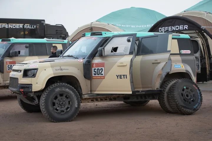 Defender D7X-R доминира в класа Stock на Dakar Rally 2026