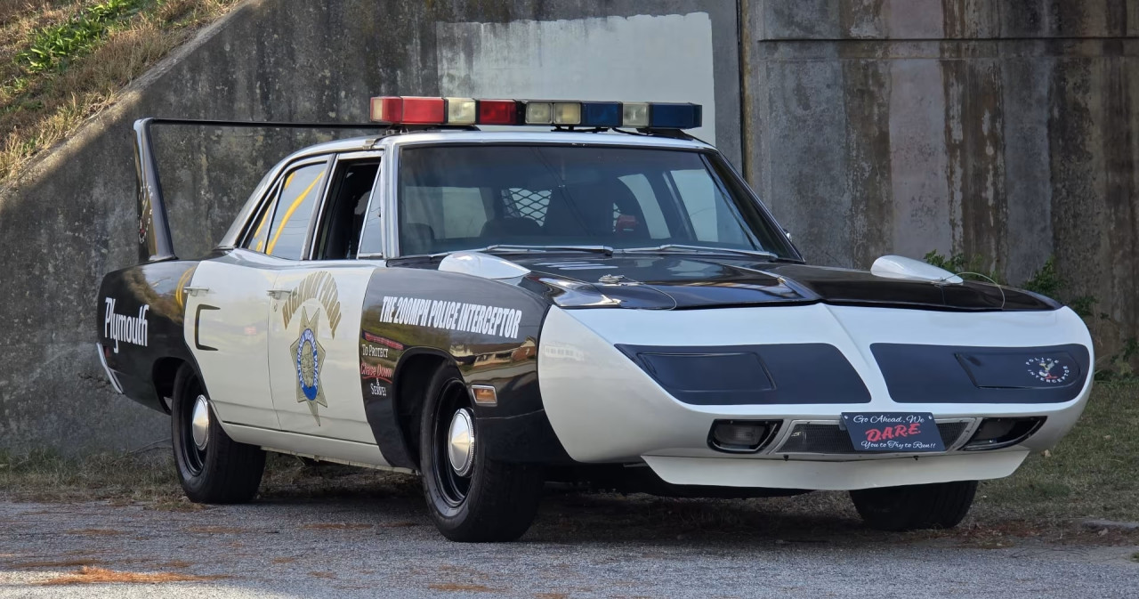 1970 Plymouth Satellite отдава трибют на полицейския Superbird „Blackbird“