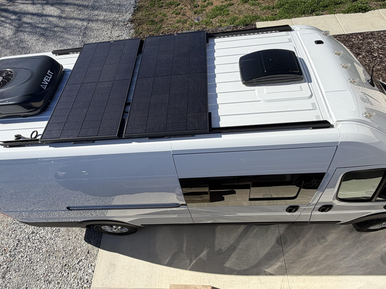 Кемперван за 128 500 долара: LTD Vans Ivy обещава пълна свобода извън мрежата