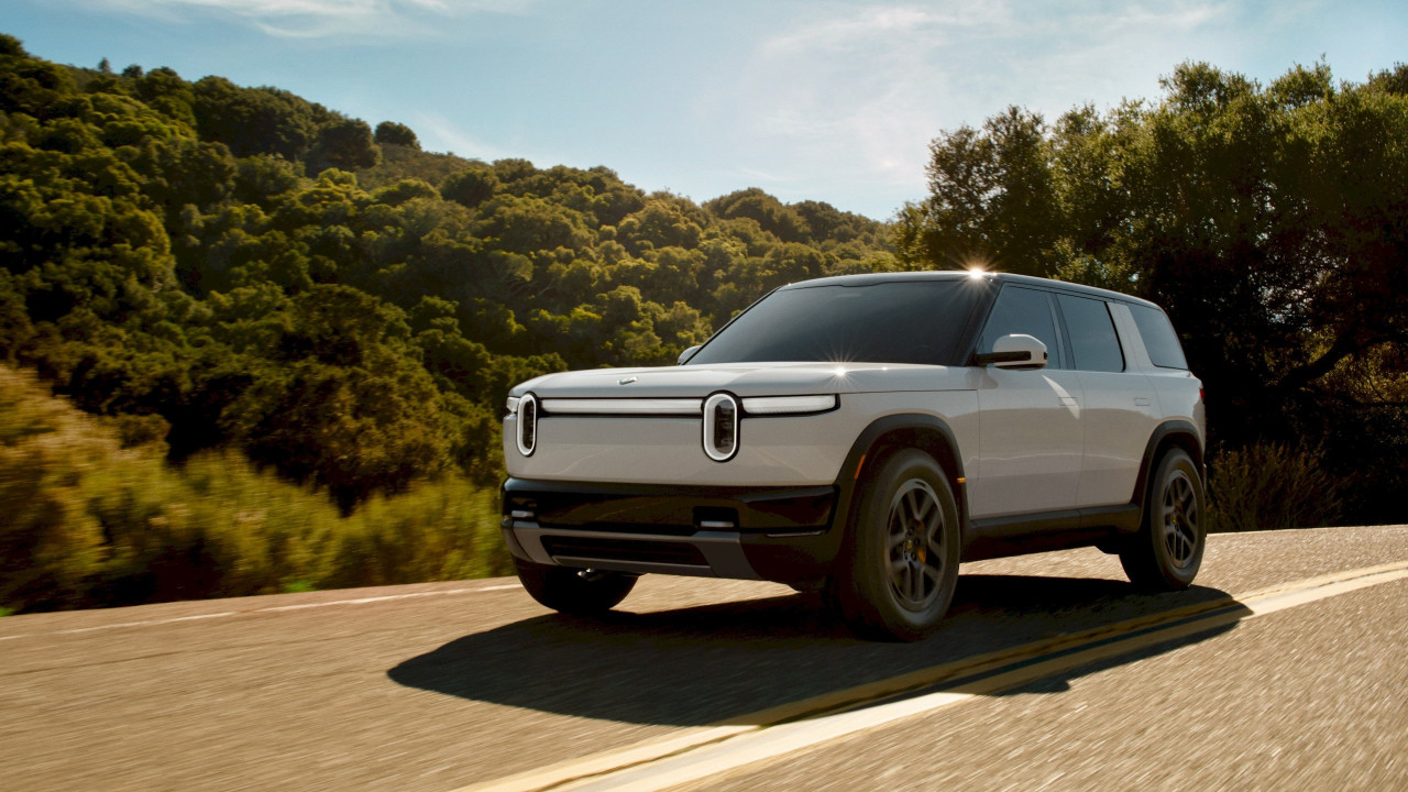 Rivian започва доставки на R2 към служители, клиентите очакват първите коли през 2026