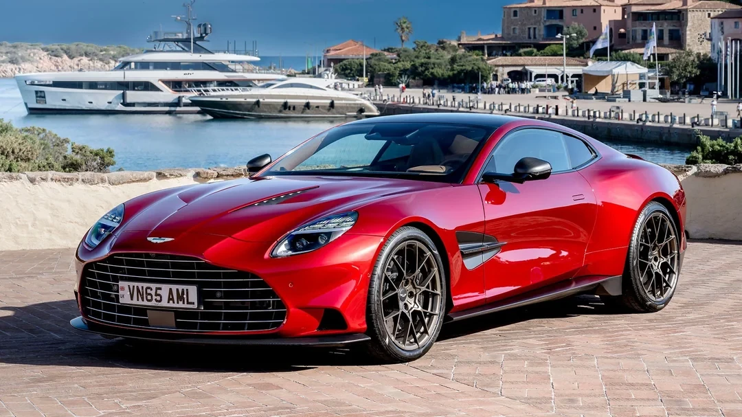 Aston Martin Vanquish – дизайнерът превръща V12 флагмана в широк GT