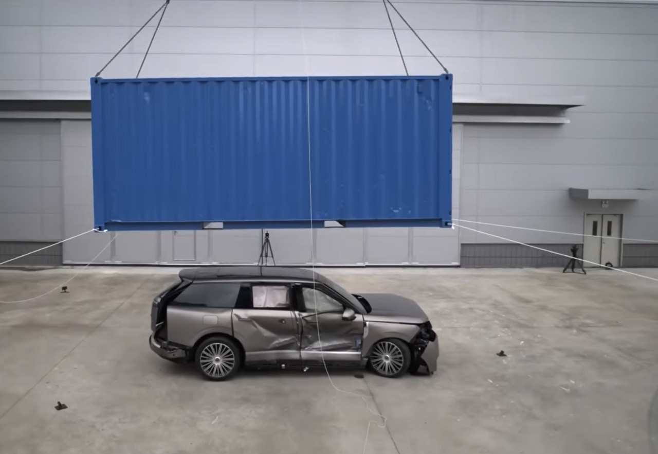 Xpeng GX оцелява при падане на 2,2-тонен контейнер върху покрива