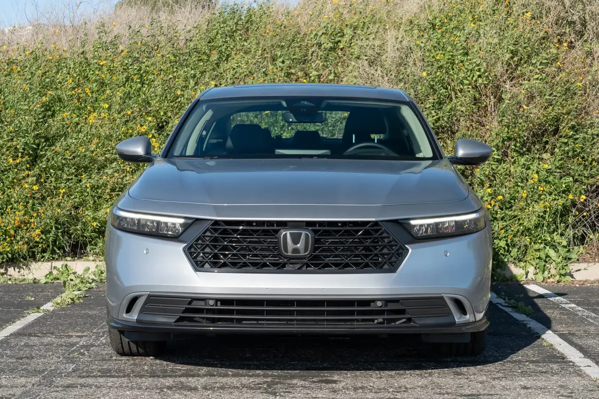 Honda Accord Hybrid 2026 съчетава 204 к.с. и 44 mpg разход