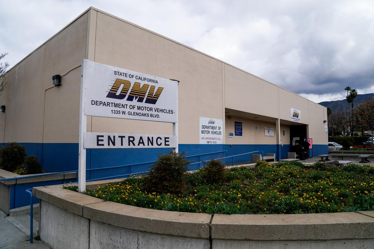 DMV продава коли и задържа пари: нов закон цели край на практиката