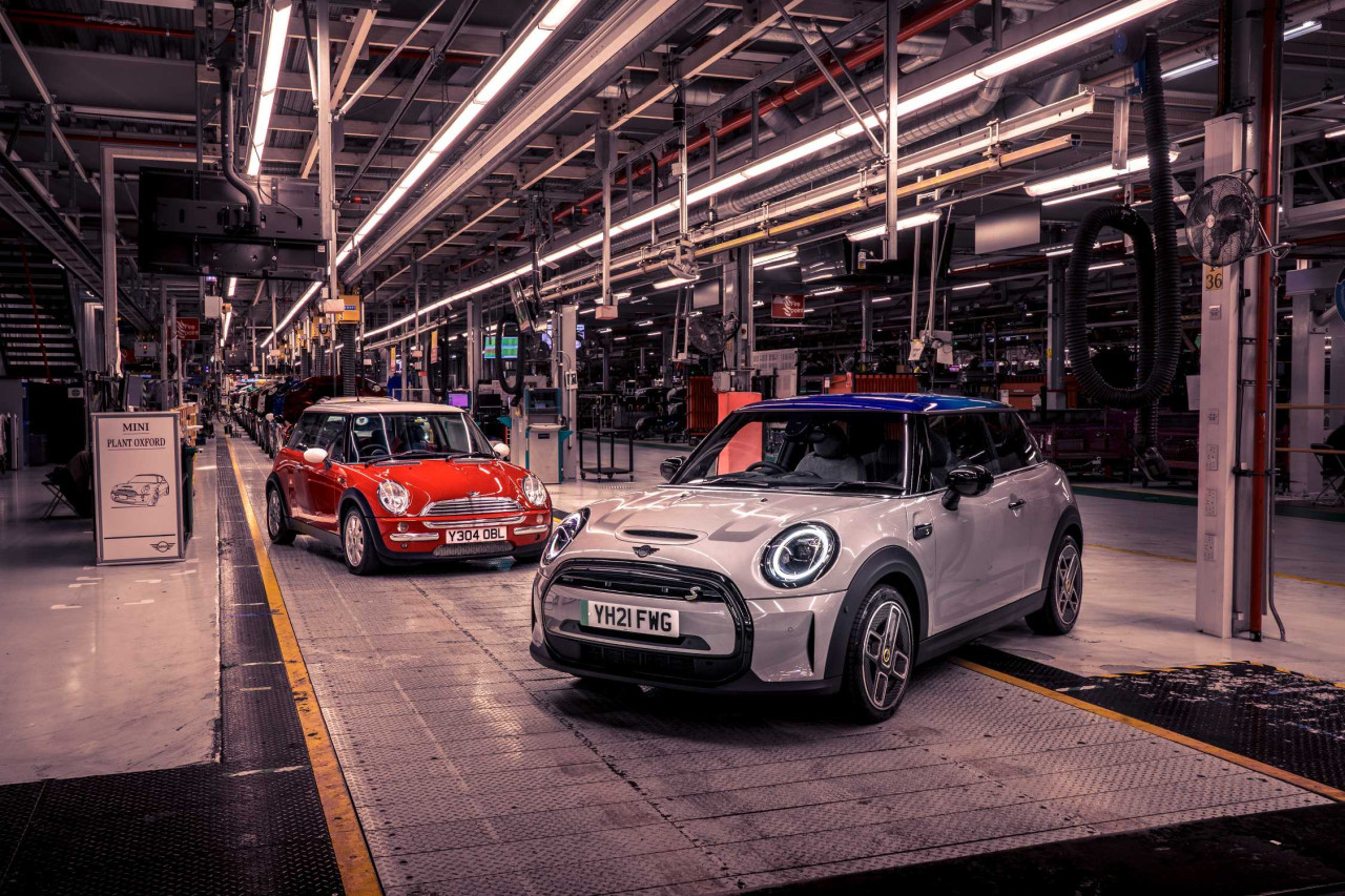 MINI навършва 25 години под BMW: как се промени и защо има значение