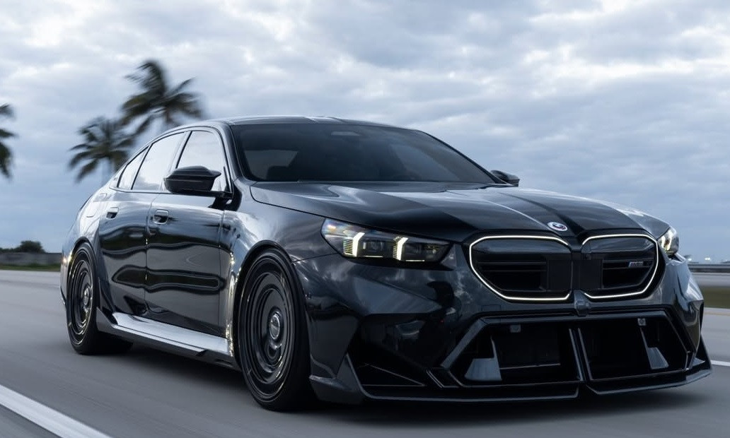 BMW M5 G90 в изцяло черно: Vossen показва по-тих, но по-агресивен стил