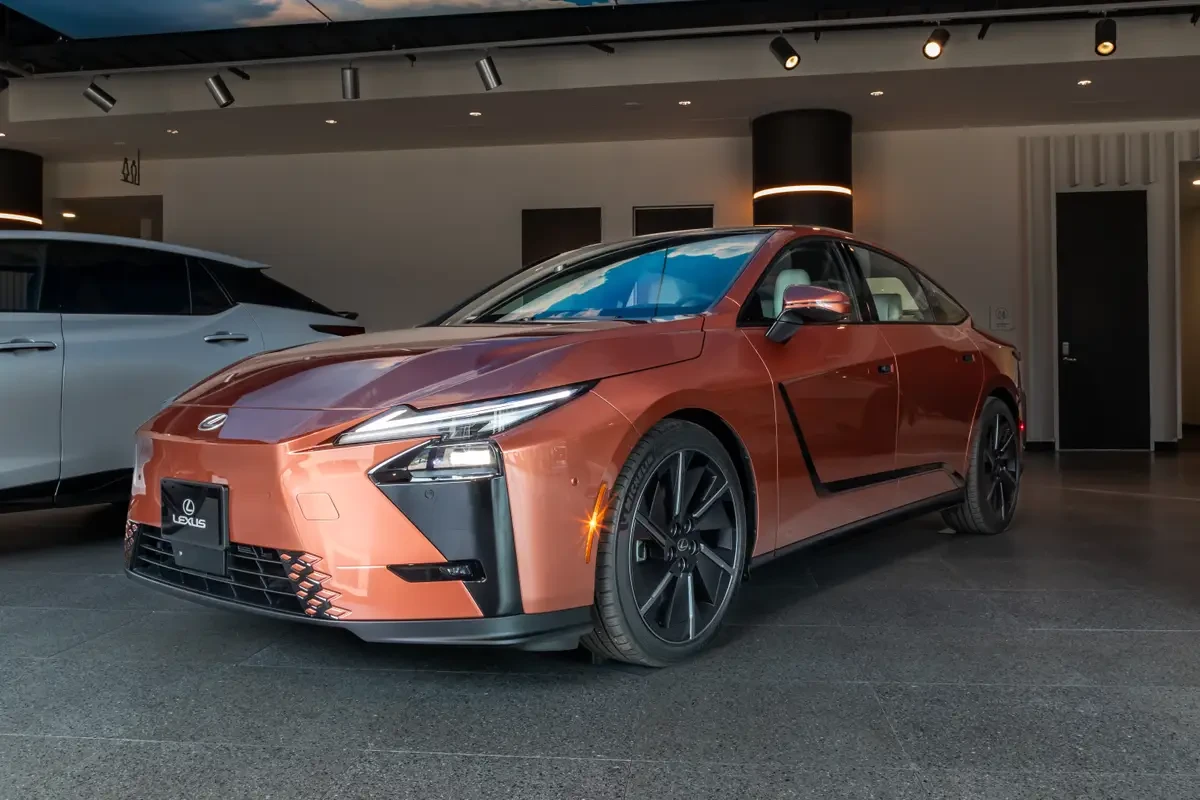 Lexus ES 2026 – луксозният седан вече мисли електрически