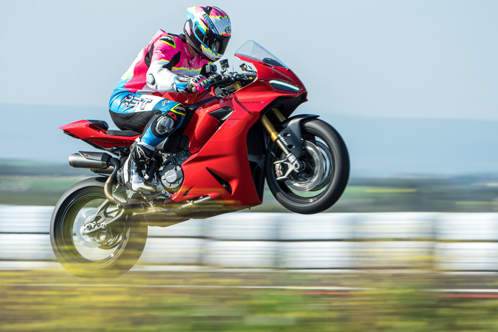 Ducati Panigale V2 S: баланс между писта и ежедневие