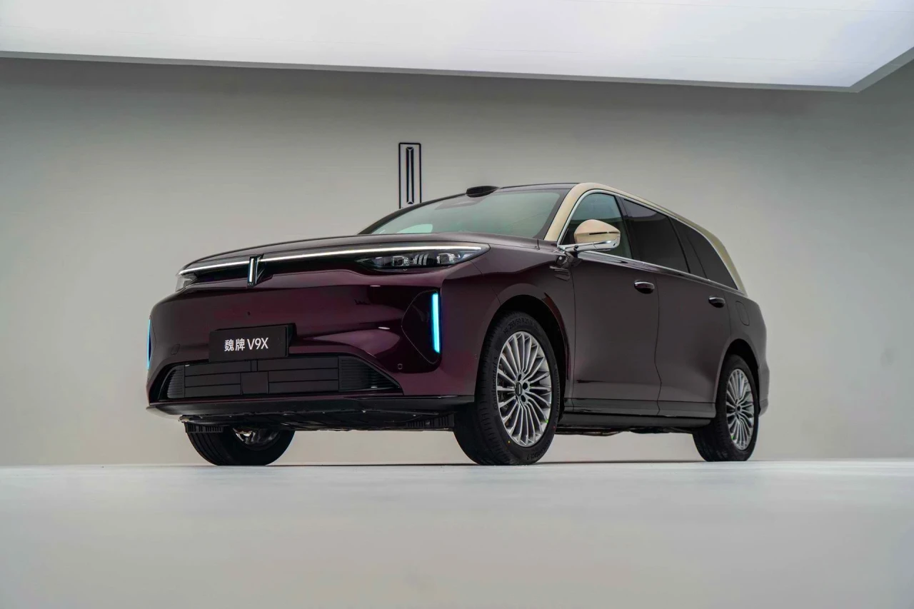 Wey V9X идва с 748 к.с. и лукс като бизнес джет