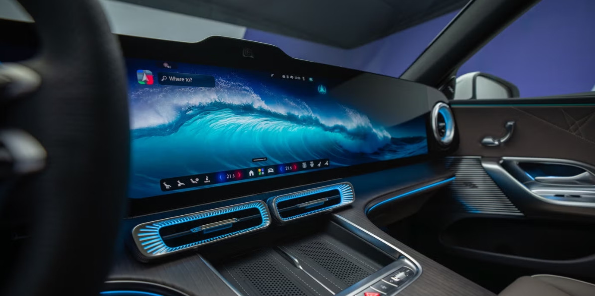 Mercedes запазва огромния Hyperscreen и сменя подхода