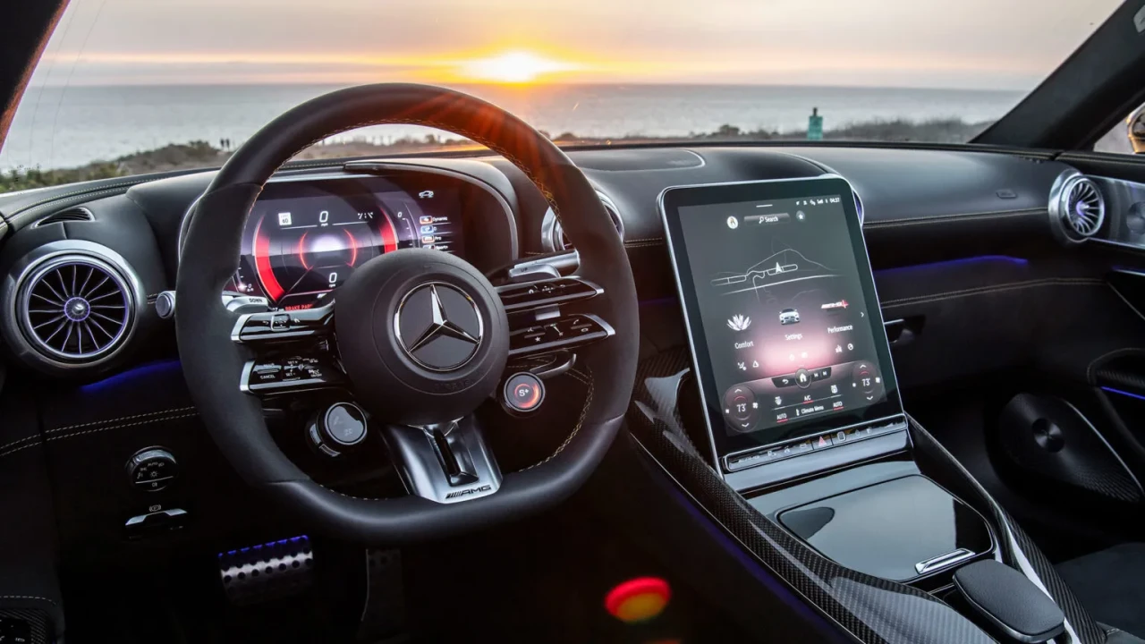 Mercedes изтегля 144 000 коли заради черен екран