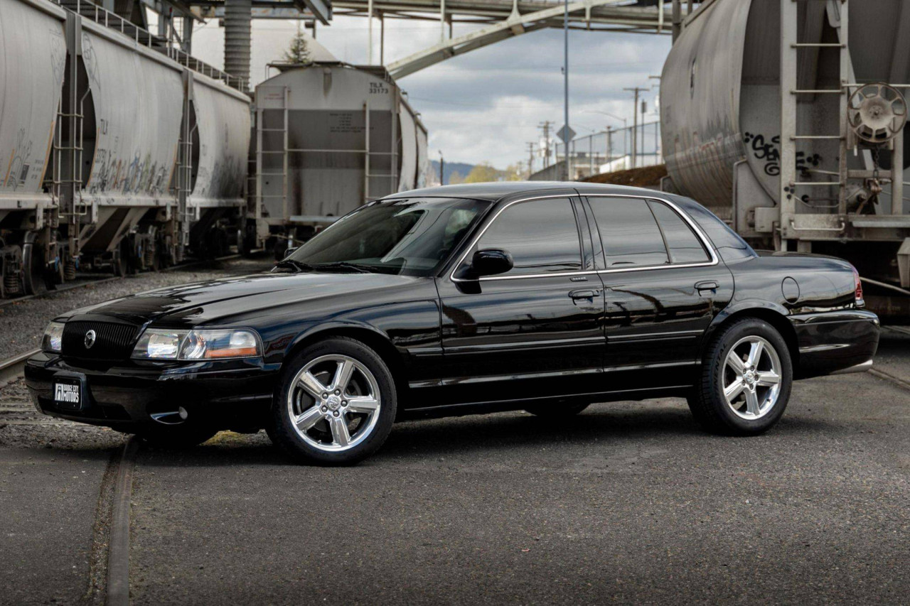 Mercury Marauder крие V8 мощ под визия на служебен седан
