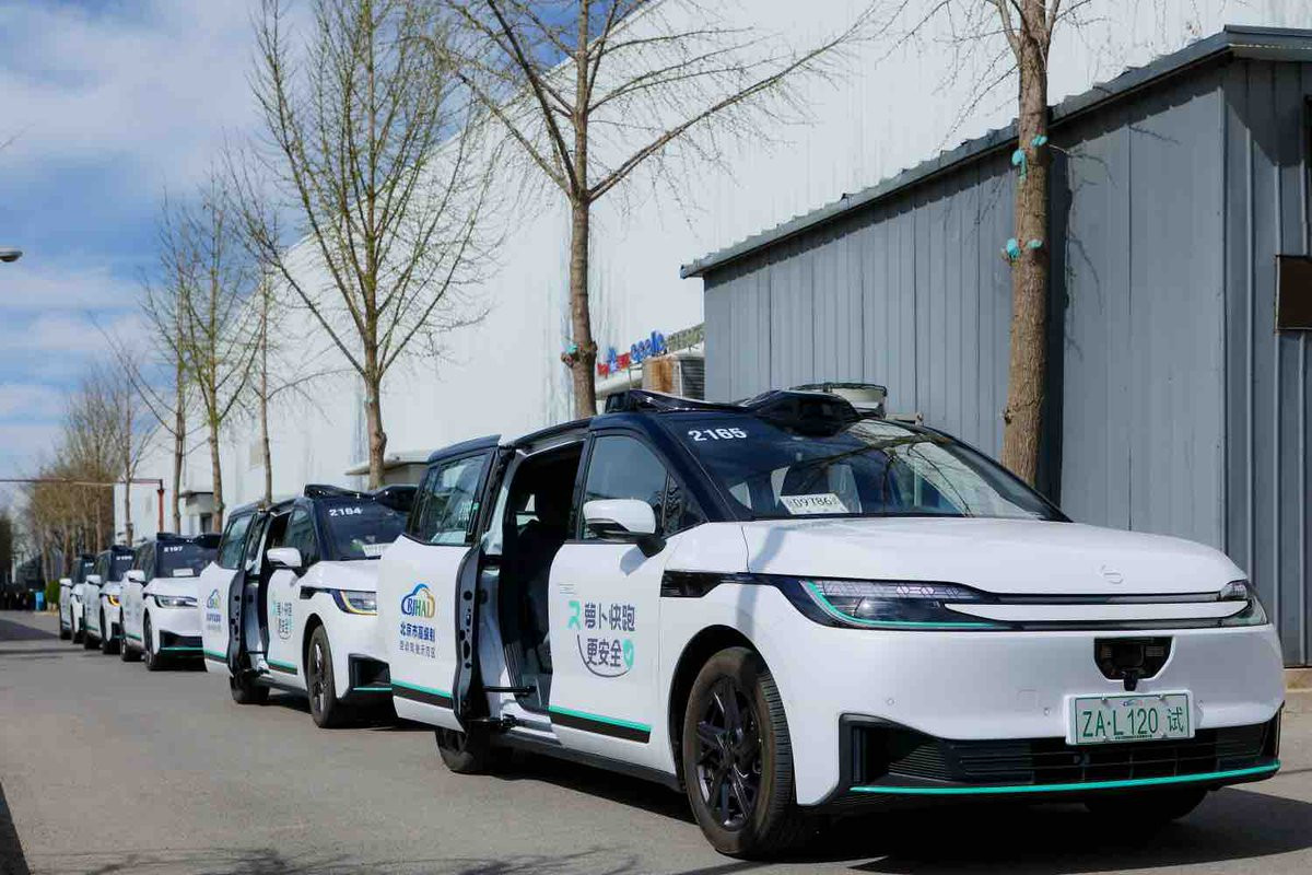 Китай натисна спирачката на роботакситата след хаос в Ухан