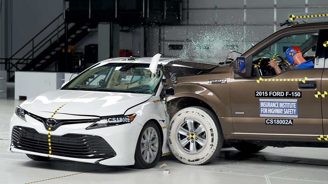 IIHS: рекламите за мощност изместват темата за безопасността
