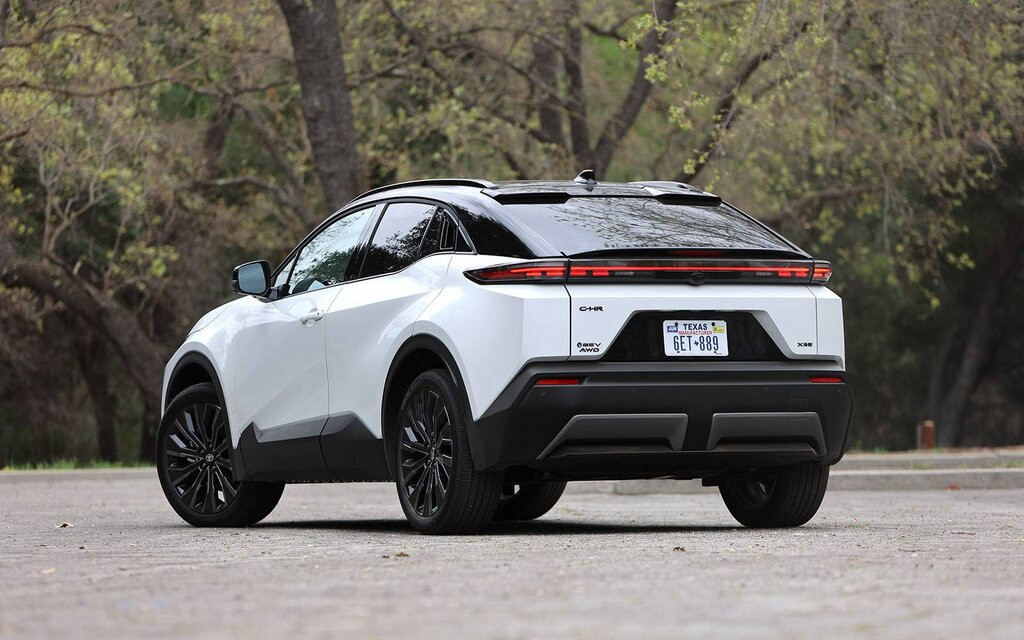 Toyota C-HR 2026 се връща като електрически SUV с 338 к.с.