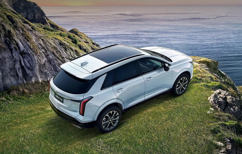 Cadillac XT5 2027 изненадва с електрифицирано задвижване и нова посока