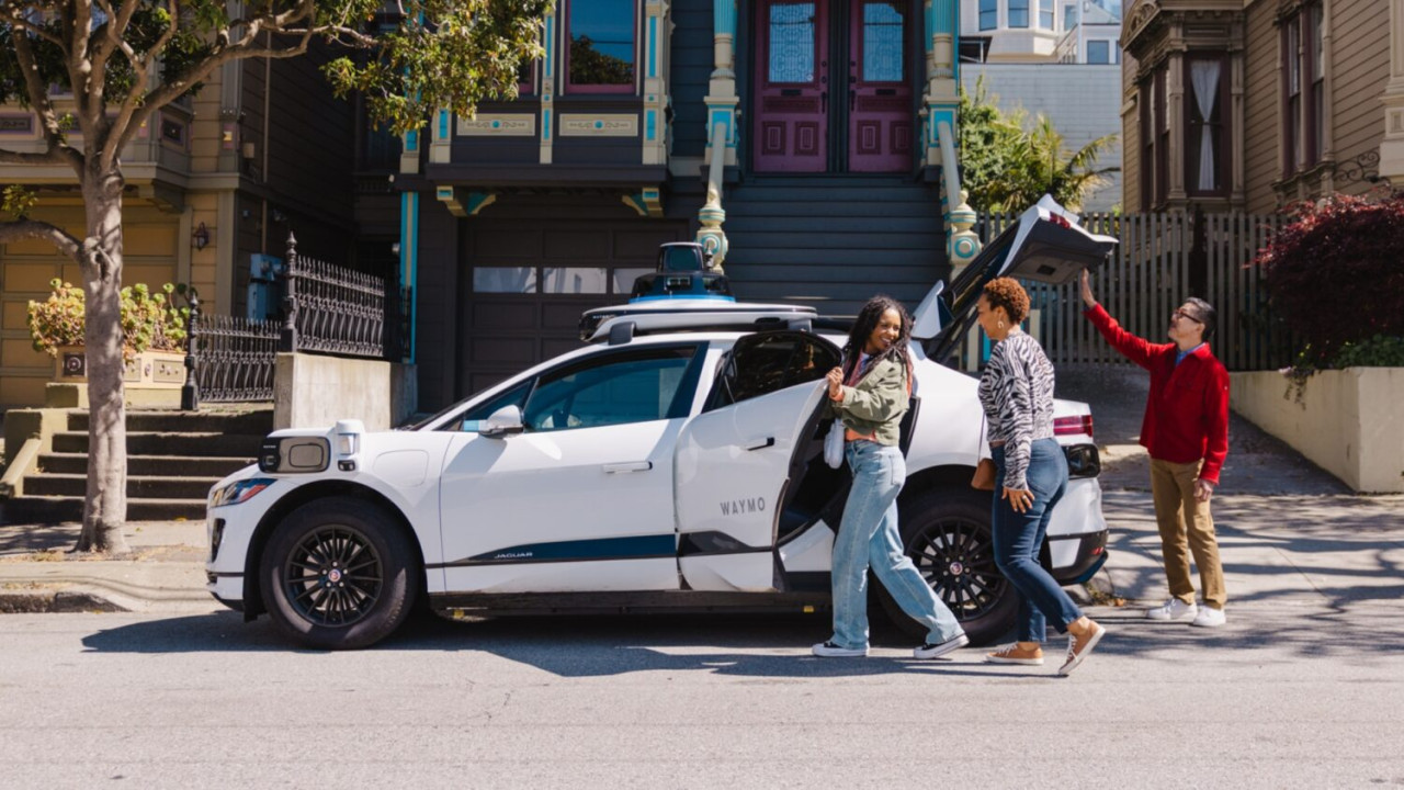 Waymo спира магистралните курсове на роботакситата