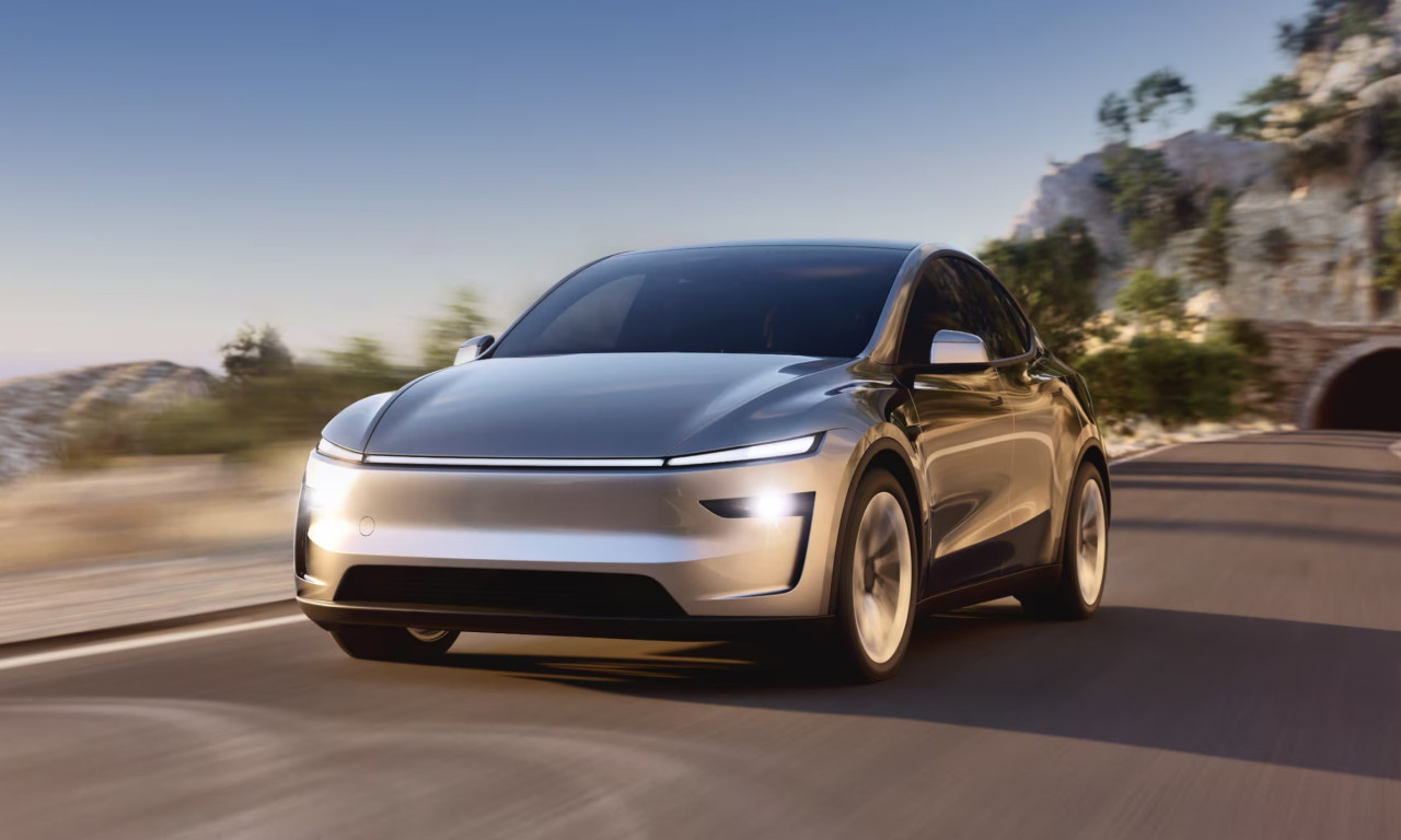 Tesla Model Y без етикет: дребен пропуск, голям recall