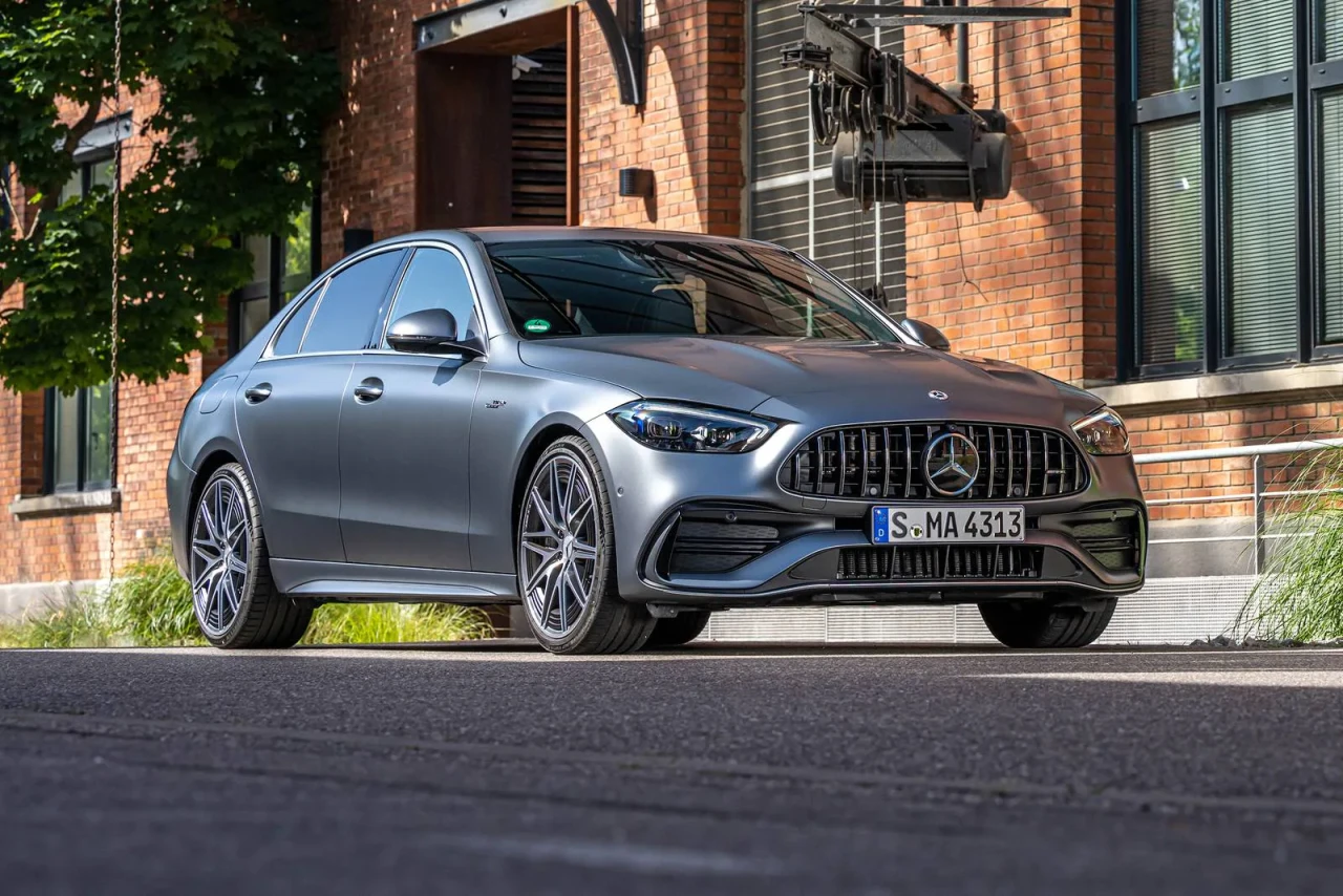 Mercedes-AMG C 43 (2026): 416 к.с. и технологии от Формула 1
