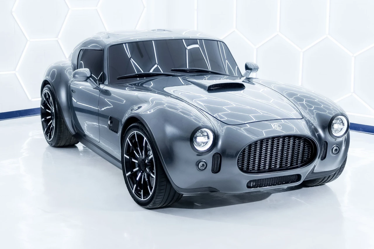 AC Cobra Coupe срещу Ferrari Luce: V8 битка в премиума