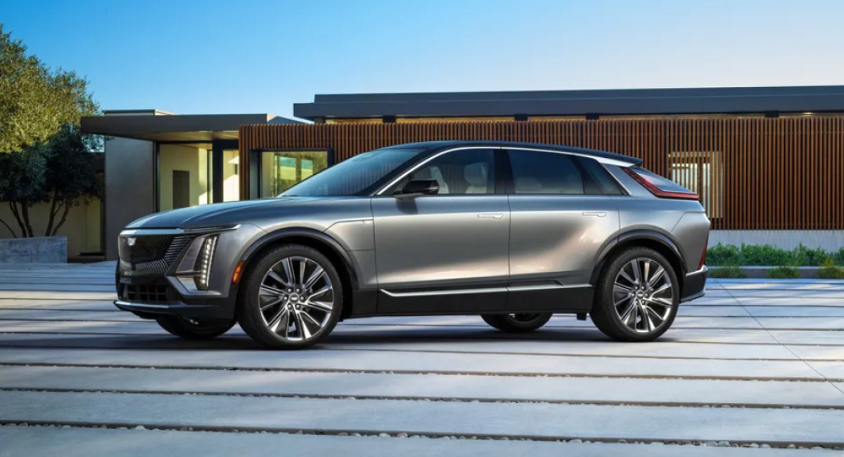 Cadillac Lyriq 2027 поскъпва и преминава към NACS