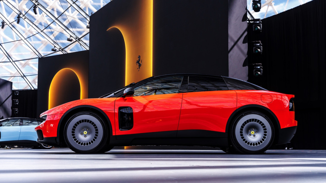 Ferrari Luce дебютира с дизайн от LoveFrom – нова ера