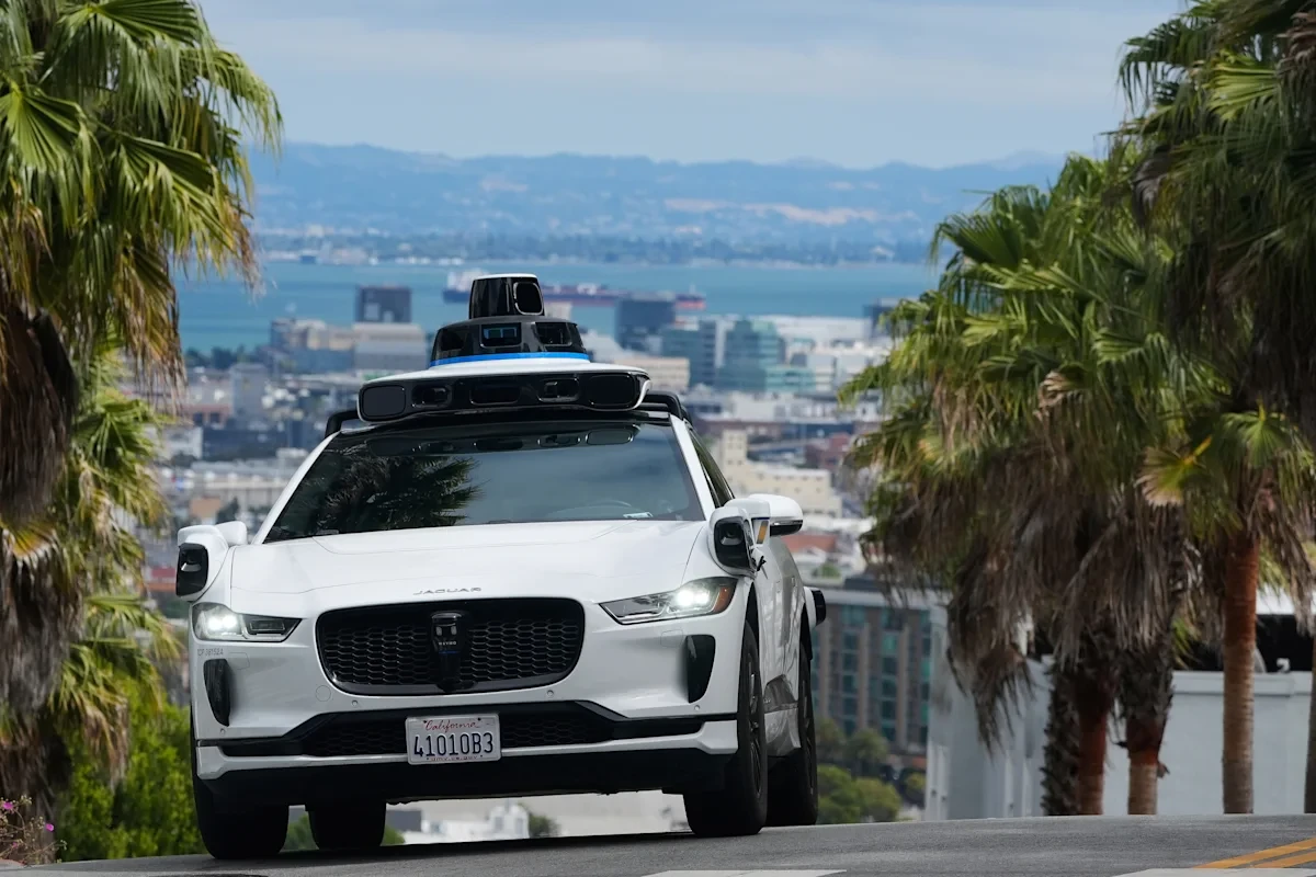 Waymo изтегля 3 871 автономни автомобила заради строителни зони